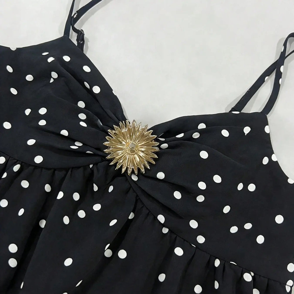 Elegant French Style Chic Short Beach Summer Dress for Women, Detachable Brooch, Ruffled Hem, Polka Dot Print, V-Neck Spaghetti Strap Strappy Sleeveless Dress, Dresses for Party